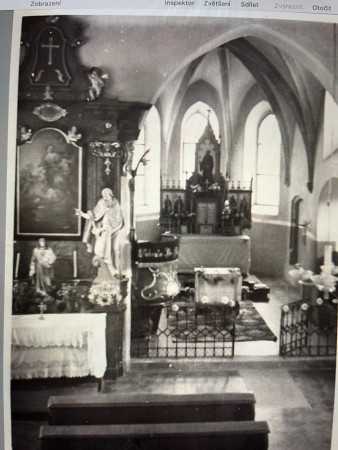 Původní fotografie presbitáře s kazatelnou