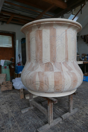 Koš kazatelny s nákresem řezeb